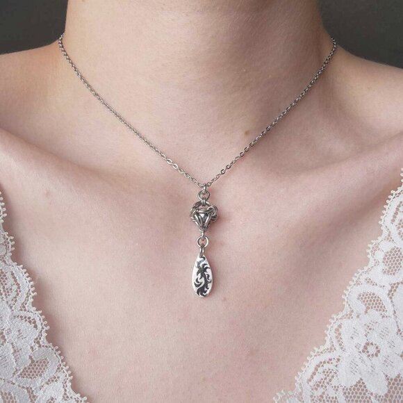 Gothic Victorian elegant teardrop caged silver pearl necklace - Picture 2 of 9